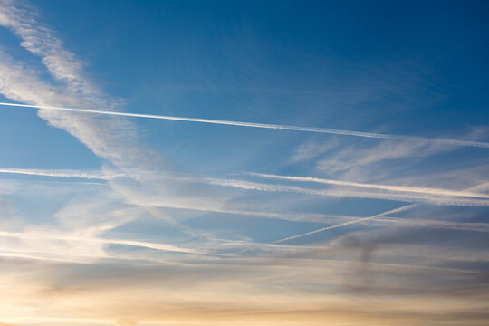 traces d'avions dans le ciel