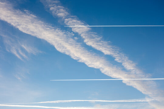 traces d'avions dans le ciel