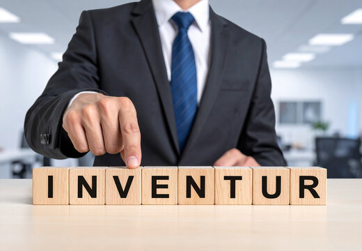 Inventur - Geschäftsmann zeigt auf den Text "Inventur"