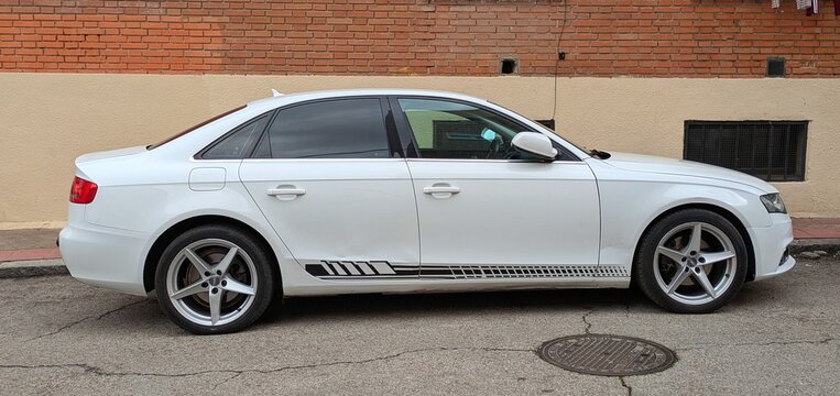 Vista lateral de un autom&oacute;vil Audi A4 B8 con calcoman&iacute;as, aparcado en una calle de Madrid, Espa&ntilde;a, 9 de marzo de 2026
