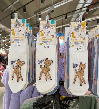 Grupos de pares de calcetines con Bambi de Disney en expositor de tienda Primark de Madrid, Espa&ntilde;a, 9 de marzo de 2026