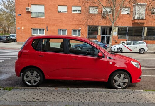 Vista lateral de un autom&oacute;vil Chevrolet Aveo aparcado en una calle de Madrid, Espa&ntilde;a, 9 de marzo de 2026