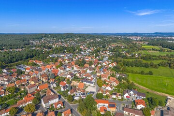 Fototapeta premium Ausblick auf das Tal der Pegnitz um Rückersdorf und Röthenbach östlich von Nürnberg im Spätsommer