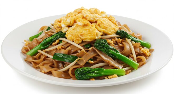 真っ白な背景に映える本格的な太麺の炒め物 美しい盛り付けと明るい光が照らし出す香ばしい風味を放つ熱々の一皿 ふわふわ卵ともやし青菜が食感と彩りのアクセントになり食欲をそそる魅力的なアジア料理
