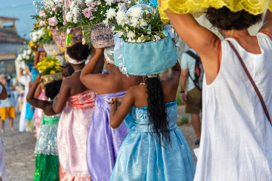 Line of devotees with offerings in Amoreiras