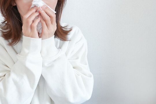 鼻をかむ, 女性, 鼻炎, アレルギー, ティッシュ, 風邪, インフルエンザ, 病気, 鼻水, 鼻詰まり, 症状, 垂れる, 花粉症, 体調不良, ヘルスケア, 季節, 慢性副鼻腔炎, ムズムズ, 蓄膿症, くしゃみ, アレルギー性鼻炎, ハウスダスト, 鼻血, 耳鼻科, 手元, 上半身, 花粉, 辛い, 健康, 発熱, 予防, 鼻