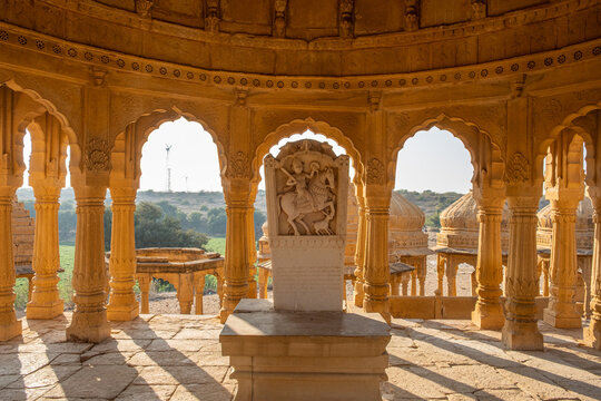 Grabstein in der Kenotaphe Bada Bagh im Umland von Jaisalmer im indischen Bundesstaat Rajasthan