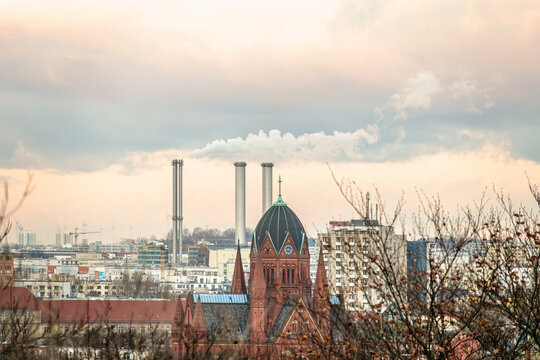Stadtbild mit Kirche und Industrieschornsteinen