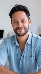 Obraz premium Close-up portrait of cheerful Hispanic businessman in casual clothes at home office. 