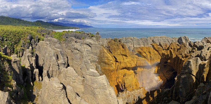 Pancake Rocks, bizarre limestone cliffs, Paparoa National Park, West Coast, South Island, New Zealand