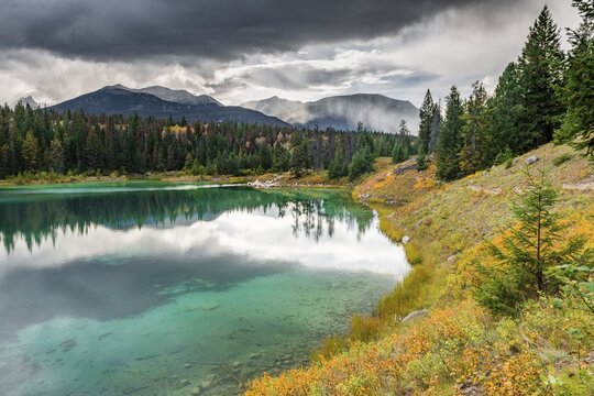 Turquoise Lake, Fourth Lake, Valley of the Five Lakes, Jasper National Park, back mountains, Alberta, Canada