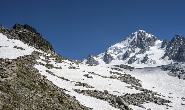 Refuge Refuge Albert 1er, Glacier du Tour, glaciers and mountain peaks, high alpine landscape, summit of Aiguille de Chardonnet, Chamonix, Haute-Savoie, France