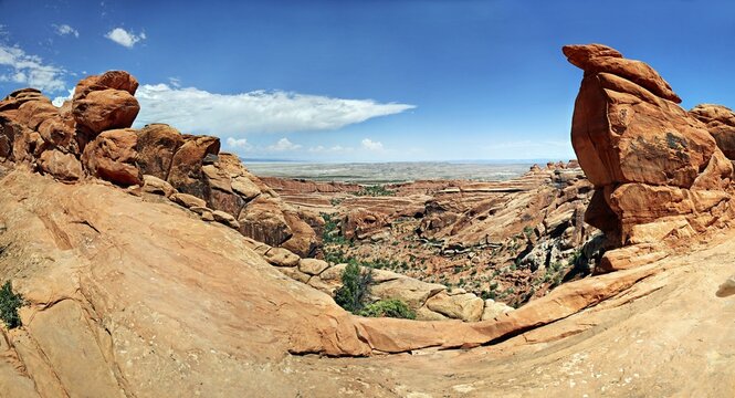 Red sandstone formations formed by erosion at Devil's Garden, Arches-Nationalpark, near Moab, Utah, United States