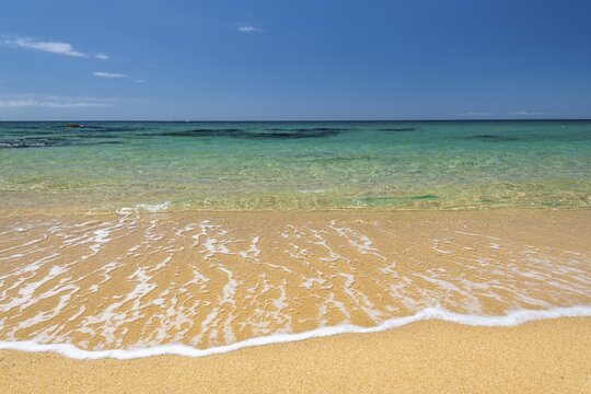 Beach and turquoise green sea, Anapai Bay, Abel Tasman National Park, Tasman, South Island, New Zealand