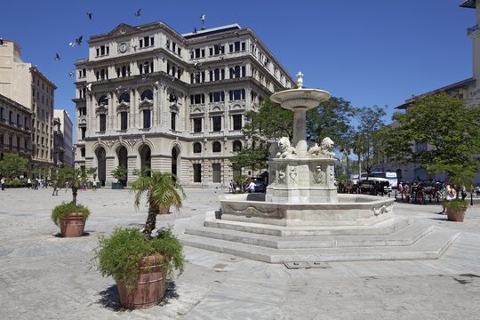 Lonja del Comercio Building, Renaissance and Eclecticism, Former Stock Exchange, Fountain Plaza de San Francisco de Asis, Old Town, Capital Havana, Havana Province, Greater Antilles, Caribbean, Cuba