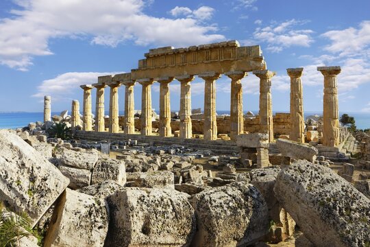 Dorian Peripteros Temple C, 550 BC, presumably dedicated to Apollo, partly rebuilt in 1925, Acropolis by Selinus, archaeological sites of Selinunte, Parco Archeologico di Selinunte, Castelvetrano, Trapani community consortium, Sicily, Italy, Mediterranean