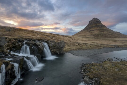 Kirkjufell mountain with Kirkjufellfoss waterfall at sunset, Grundarfj&ouml;rdur, Western Iceland, Iceland