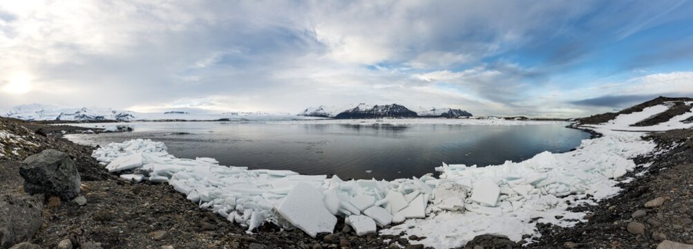 Ice floes at the edge of the glacier lagoon J&ouml;kuls&aacute;rl&oacute;n, glacial lake, southern edge of Vatnaj&ouml;kull, southeast Iceland