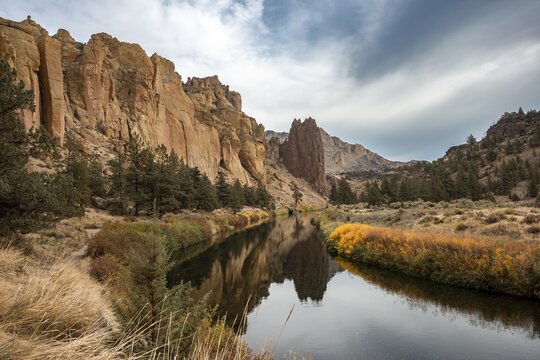 Rock walls reflected in the course of the Crooked River, canyon with rock formations, The Red Wall, Smith Rock State Park, Oregon, USA