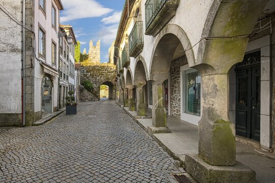 Main street with King&rsquo;s gate, Trancoso, Serra da Estrela, Portugal