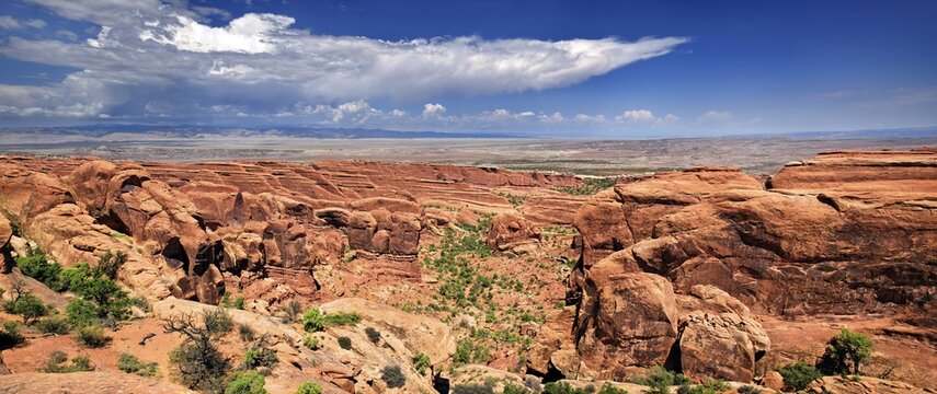 Red sandstone formations formed by erosion at Devil's Garden, Arches-Nationalpark, near Moab, Utah, United States