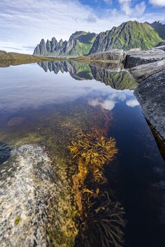Tidal pool, rocky coast of Tungeneset, rocky peak Devil's Teeth, devil's teeth, Okshornan, Steinfjorden, Senja Island, Troms, Norway