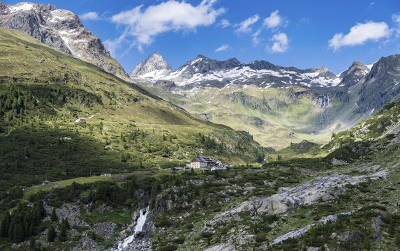 View of the Berliner H&uuml;tte from the Sch&ouml;nbichler Horn, in the back Little M&ouml;rchner and Zsigmondyspitze, Berliner H&ouml;henweg, Zillertaler Alps, Zillertal, Tyrol, Austria