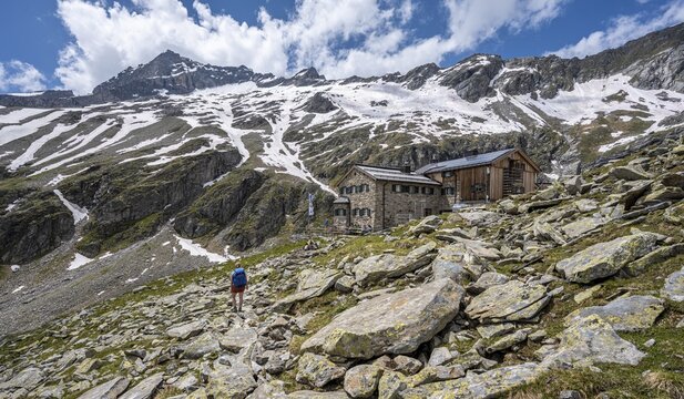 Friesenberghaus in front of snowy mountains, Zillertal Alps, Zillertal Alps, Zillertal, Tyrol, Austria