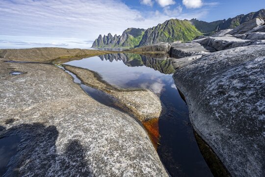 Tidal pool, rocky coast of Tungeneset, rocky peak Devil's Teeth, devil's teeth, Okshornan, Steinfjorden, Senja Island, Troms, Norway