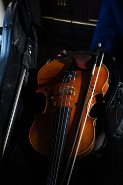 Violino dentro da caixa com sombra.