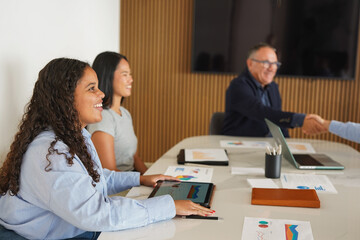 Obraz premium Multi generational business people working together inside modern office - Multiracial colleagues, job deal and corporate concept