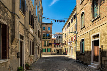 Obraz premium Traditional lifestyle in Venice: laundry drying over a quiet street
