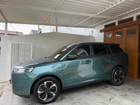Yogyakarta, Indonesia, April 13, 2026. Modern Jaecoo J5 Electric SUV in Forest Green Color Parked. Mobil listrik