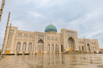 Obraz premium Center for Islamic Civilization housing a library, laboratories, conference halls and a museum under the central dome under an overcast sky in Tashkent, Uzbekistan.