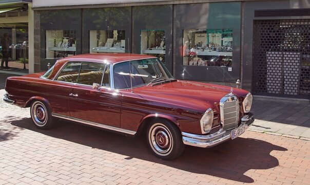 Mercedes-Benz 220 SE