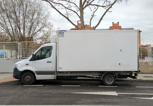Veh&iacute;culo de transporte Mercedes-Benz Sprinter aparcado en una calle de Madrid, Espa&ntilde;a, 10 de febrero de 2026
