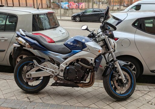 Vista lateral de moto Suzuki GSR 600 Naked estacionada en Madrid, Espa&ntilde;a, 10 de marzo de 2026