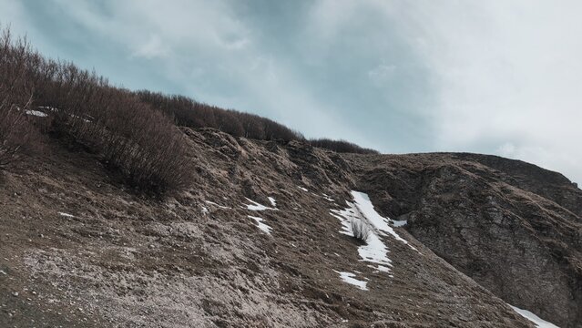 Panorama di un versante montuoso innevato con rocce a picco. Un'immagine evocativa della natura invernale