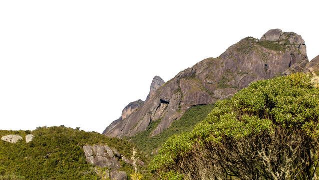 Forma&ccedil;&atilde;o rochosa monumental em ambiente montanhoso com exuberante mata atlantica, afloramento geol&oacute;gico com textura desgastada, fundo transparente para contexto de montanhismo escalada e trekking