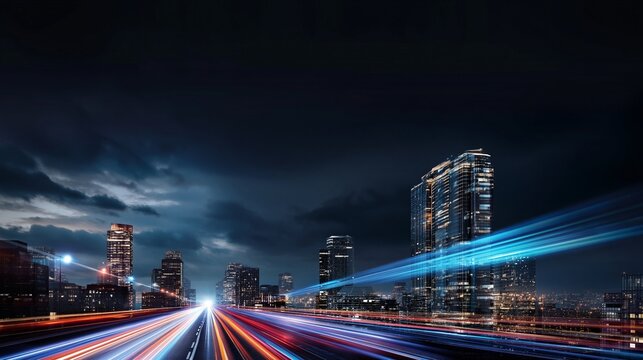 Nachtstadt mit beleuchteten Wolkenkratzern und leuchtenden Lichtspuren auf der Stra&szlig;e