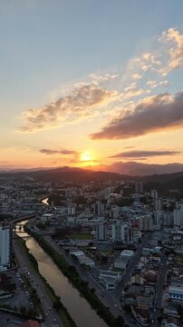 V&iacute;deo em Hyperlapse p&ocirc;r do sol em Brusque, Santa Catarina.
Captado com drone em 06/02/2026.
Arquivo bruto, sem edi&ccedil;&atilde;o, preservando toda a qualidade original para tratamento.