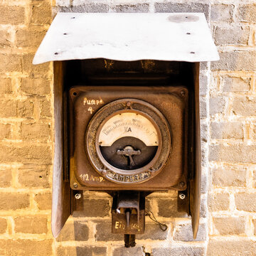 Altes, analoges Amperemeter in einer verlassenen Industrieanlage