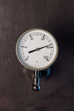 Analoges Thermometer in einer alten Industrieanlage
