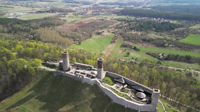Chęciny - Kielce - Polska - Zamek Kr&oacute;lewski nagrany dronem. Kinowe ujęcia zamku na wzg&oacute;rzu wiosną, ujęcia zamkuj, las&oacute;w i G&oacute;r Świętokrzyskich