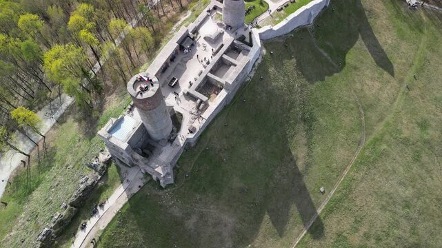 Chęciny - Kielce - Polska - Zamek Kr&oacute;lewski nagrany dronem. Kinowe ujęcia zamku na wzg&oacute;rzu wiosną, ujęcia zamkuj, las&oacute;w i G&oacute;r Świętokrzyskich