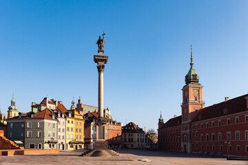 Fototapeta premium Sigismund Column and Royal Castle square in Warsaw Old Town under clear blue sky