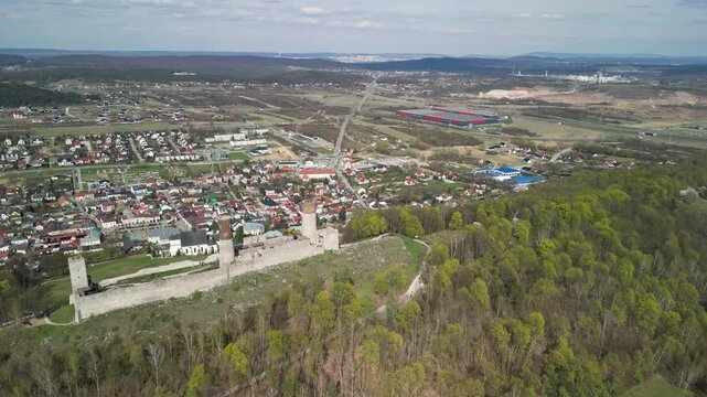 Chęciny - Kielce - Polska - Zamek Kr&oacute;lewski nagrany dronem. Kinowe ujęcia zamku na wzg&oacute;rzu wiosną, ujęcia zamkuj, las&oacute;w i G&oacute;r Świętokrzyskich