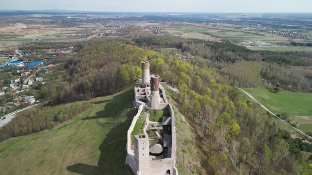 Chęciny - Kielce - Polska - Zamek Kr&oacute;lewski nagrany dronem. Kinowe ujęcia zamku na wzg&oacute;rzu wiosną, ujęcia zamkuj, las&oacute;w i G&oacute;r Świętokrzyskich