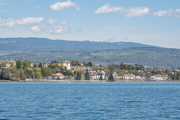 Fototapeta premium Vue de la ville de Nyon depuis le lac Léman avec le massif du Jura en arrière-plan
