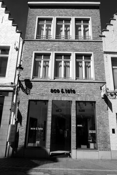 Sch&ouml;ne sanierte alte Fassaden aus braunem Backstein mit Gesch&auml;ft des Optiker ace & tate im Sonnenschein am 08.04.2026 in den Gassen der Altstadt von Br&uuml;gge in Westflandern in Belgien in Schwarzwei&szlig;